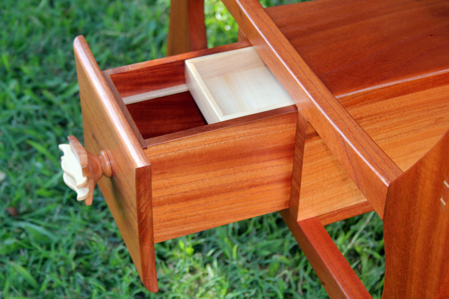 Hall tabel Red Cedar