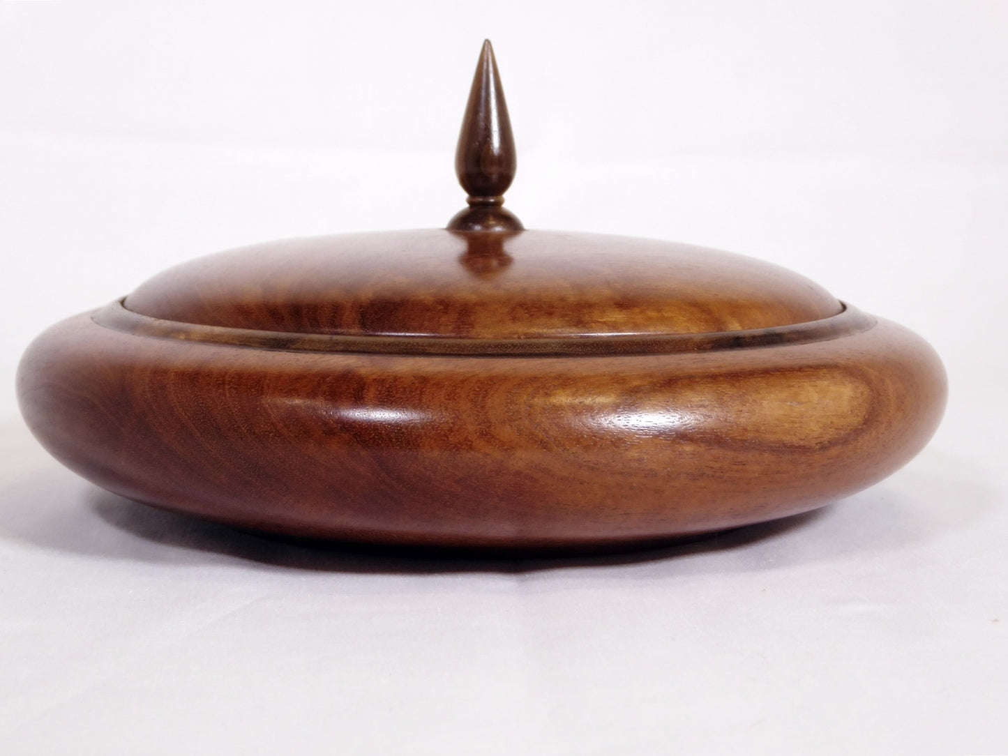 Lidded bowl Emu Apple