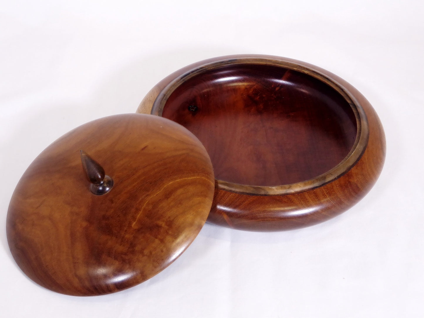 Lidded bowl Emu Apple